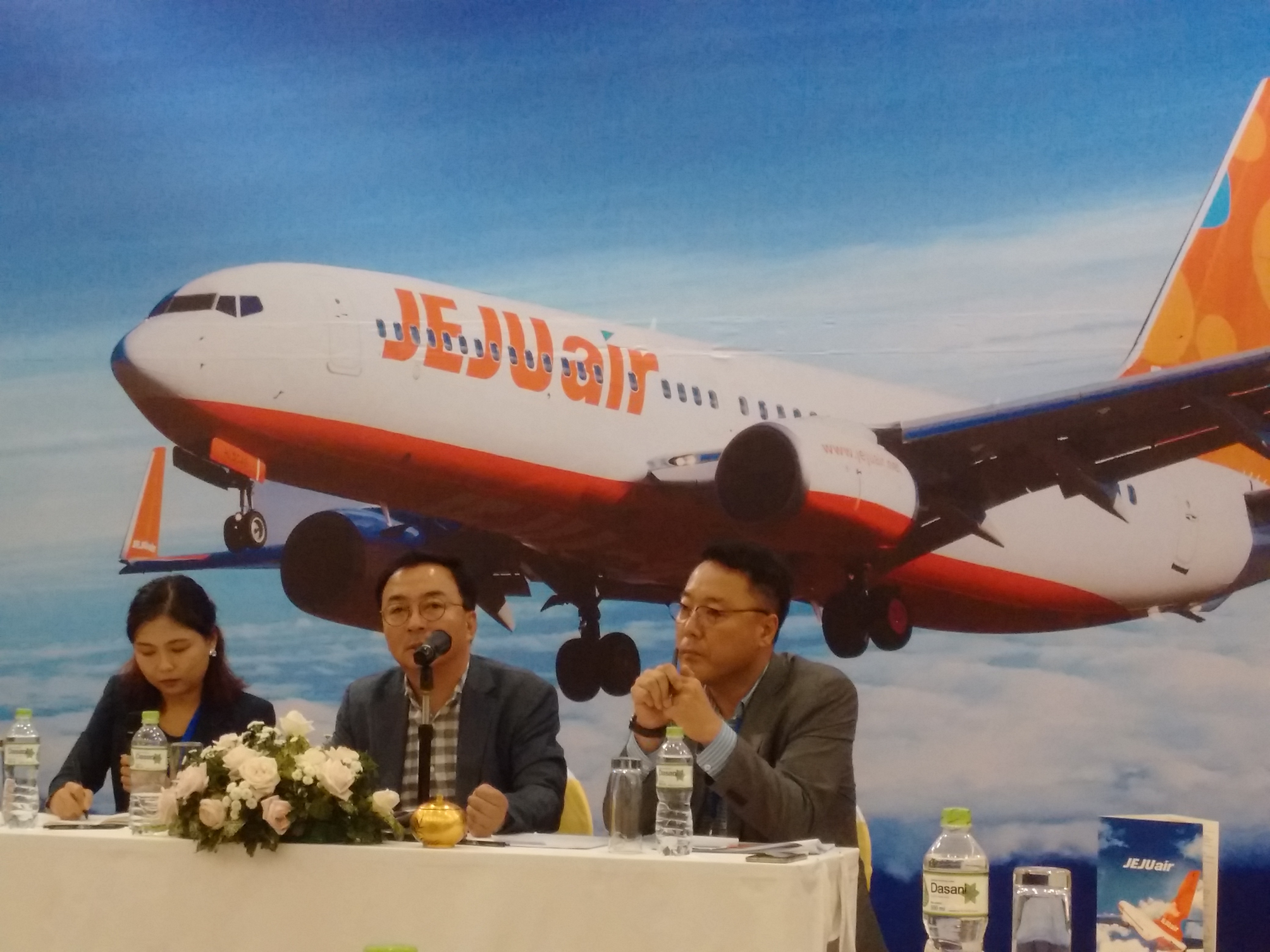 Đại diện Jeju Air trao đổi vế kế hoạch phát triển của hãng tai Việt Nam