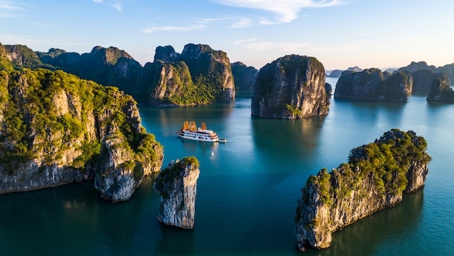 Di sản vịnh Hạ Long là một trong những điểm đến thu hút khách của Việt Nam