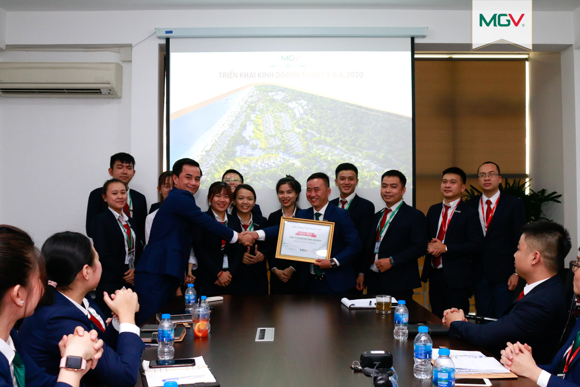 Tập thể MGV.P với thành tích Công ty thành viên xuất sắc nhất Quý 1-2020 (4-5-2020)
