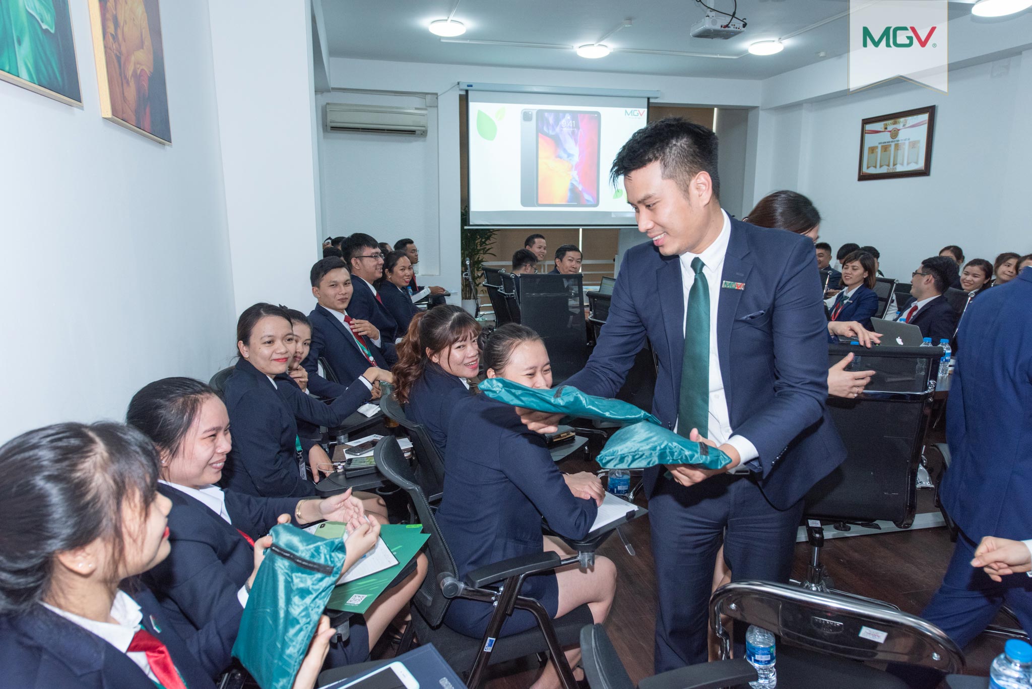 Trao tặng áo mưa cho toàn thể thành viên MGV