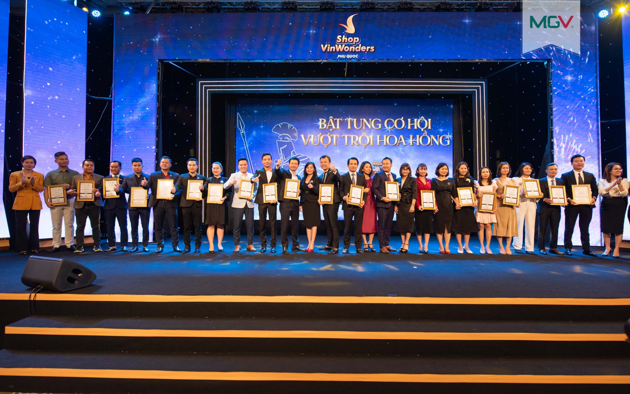 Ông Phan Thanh Thịnh - Đại diện MGV nhận Chứng nhận đại lý phân phối chính thức dự án VinWonders Phú Quốc